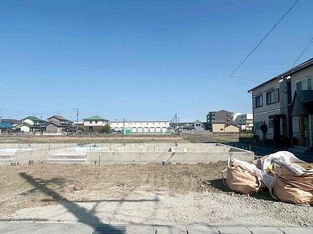 【現地外観写真】1号棟
住宅の構造や設備仕様・完成イメージなどのご質問はいつでもお気軽に0120-888-983までお問い合わせ下さいませ☆資料もお送りいたします♪