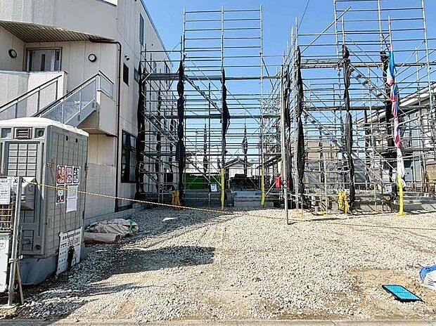 【現地外観写真】現在、完成を目指して着々と工事が進んでいます。最新の設備やこだわりの構造など、図面だけでは分からない魅力を丁寧にご紹介します。資料請求やご質問など、まずは気軽にご連絡ください！