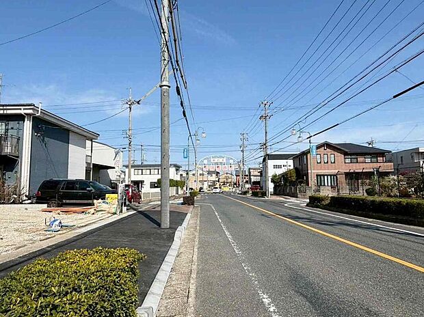 【前面道路含む現地写真】前面道路は交通量の少ない道路です。ゆとりがあり、駐車時もゆっくりと落ち着いて行える立地環境になっています♪