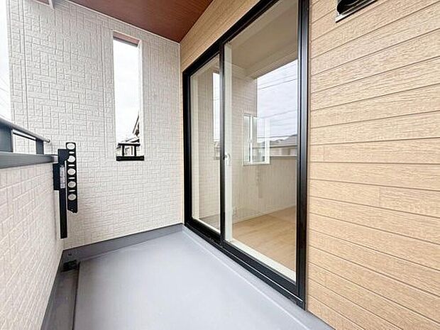 【バルコニー】1号棟
家族分の洗濯物もしっかり干せます。日当たりも良く、毎日のお洗濯が楽しくなりそう♪お布団は手軽に干せていつもポカポカに☆
