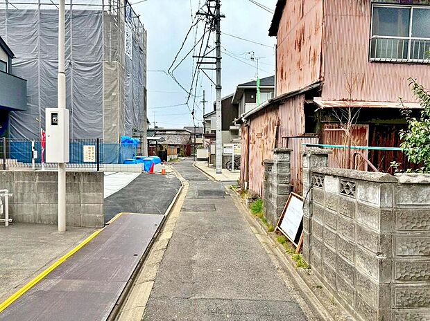 【前面道路含む現地写真】最寄りのアクセスは、地下鉄東山線「中村公園」駅・「岩塚」駅まで徒歩14分!通勤や通学にも便利です♪