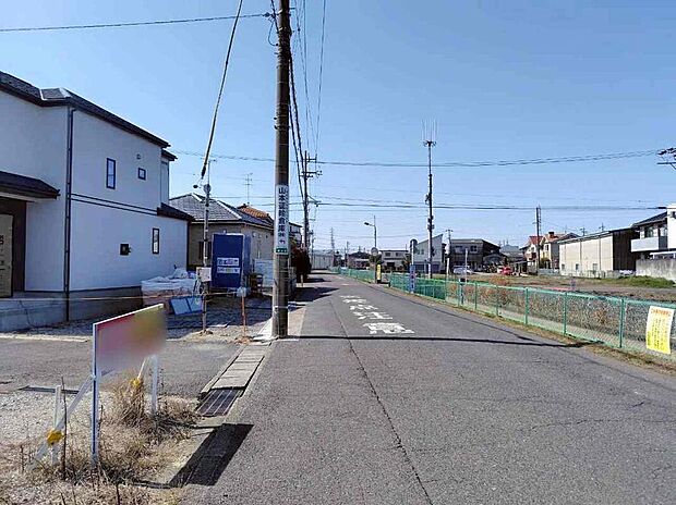 【前面道路含む現地写真】前面道路は、道路幅も広く、駐車もゆとりをもって行える環境になっています。お車の出し入れが苦手なママや小さなお子様にも安心ですね。舗装もされていて、ベビーカーや自転車で通っても快適に通行できます。