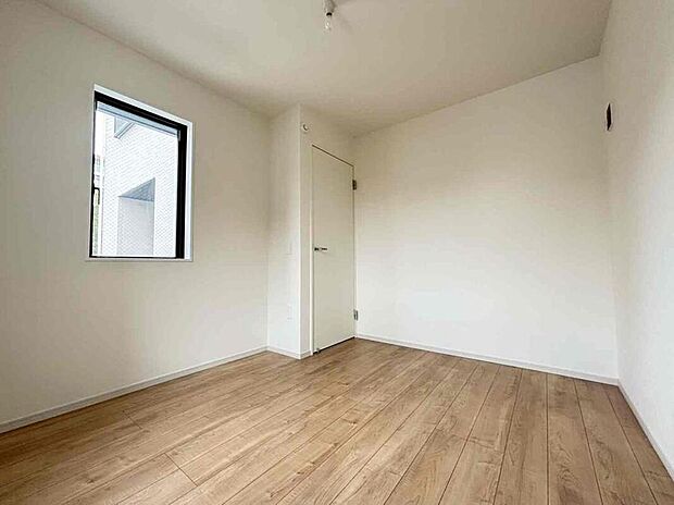 【リビング以外の居室】通風・採光にも優れ、心地よい光と風があふれています。 豊かな居住性とプライドを満たすクオリティが見事に調和した住空間。新築戸建でなければ体感できないひとときをご体感頂ける筈です。