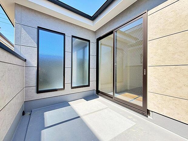 【バルコニー】１号棟
陽当りの良いバルコニーで、気持ちの良い光りが部屋に射し込みます。　　　