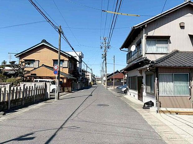 【前面道路含む現地写真】前面道路は、道路幅も広く、駐車もゆとりをもって行える環境になっています。お車の出し入れが苦手なママや小さなお子様にも安心ですね。舗装もされていて、ベビーカーや自転車で通っても快適に通行できます。
