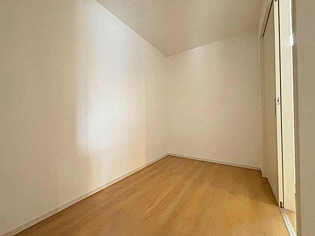 【収納】大容量の収納ができるFCLを設けました！お洋服をたくさんお持ちの方でもたっぷり収納できます。お部屋を最大限広くご活用いただけます♪