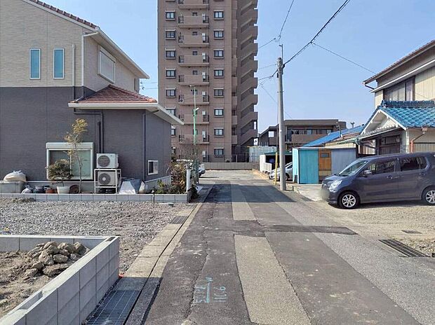 【前面道路含む現地写真】前面道路は交通量の少ない道路です。ゆとりがあり、駐車時もゆっくりと落ち着いて行える立地環境になっています♪　　　　　　　