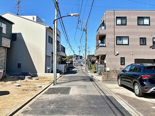 【前面道路含む現地写真】前面道路は交通量の少ない道路です。ゆとりがあり、駐車時もゆっくりと落ち着いて行える立地環境になっています♪　　　　　