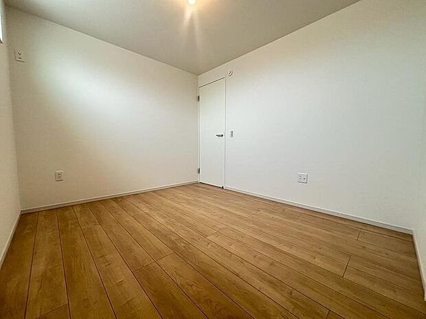 【収納】2号棟
大きな荷物も収納可能で機能的なクローゼット付き!
季節ごとの入れ替え不要な嬉しい設備になっています♪