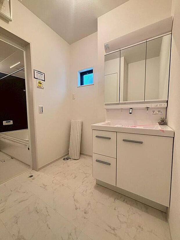 【洗面台・洗面所】2号棟
暮らしを快適にする三面鏡仕様の洗面化粧台。
収納力と機能性に優れた使いやすい設備で、忙しい朝の身支度もスムーズに♪