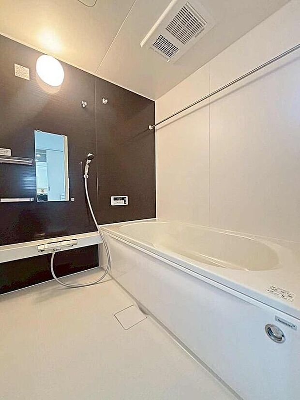 【浴室】アクセントパネルで落ち着きのある雰囲気を演出したバスルーム♪毎日の疲れを癒やすバスタイムをお楽しみ下さい！浴室換気乾燥暖房機付きで、ジメジメした季節や雨の日には、浴室内干しも可能！