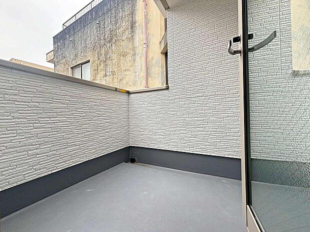 【バルコニー】南向きで陽当たりの良いバルコニー。洗濯物も気持ちよくカラッと乾きます。布団やラグなどの大きなものも干せるゆとりがあるので、何度も干す手間が省けて家事も捗ります。