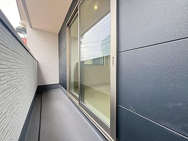 【バルコニー】北側バルコニーもございます。家族分の洗濯物もしっかり干せます。日当たりも良く、毎日のお洗濯が楽しくなりそう♪お布団は手軽に干せていつもポカポカに☆　