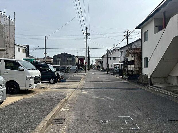 【前面道路含む現地写真】前面道路は交通量の少ない道路です。ゆとりがあり、駐車時もゆっくりと落ち着いて行える立地環境になっています♪