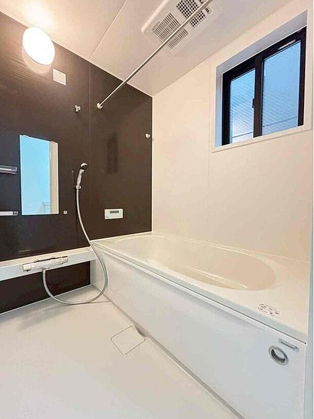 【浴室】1坪以上広さを設けた浴室で、ゆったりバスタイム♪
お子様と一緒に入るにも充分な広さです。
一日の疲れを癒せます♪