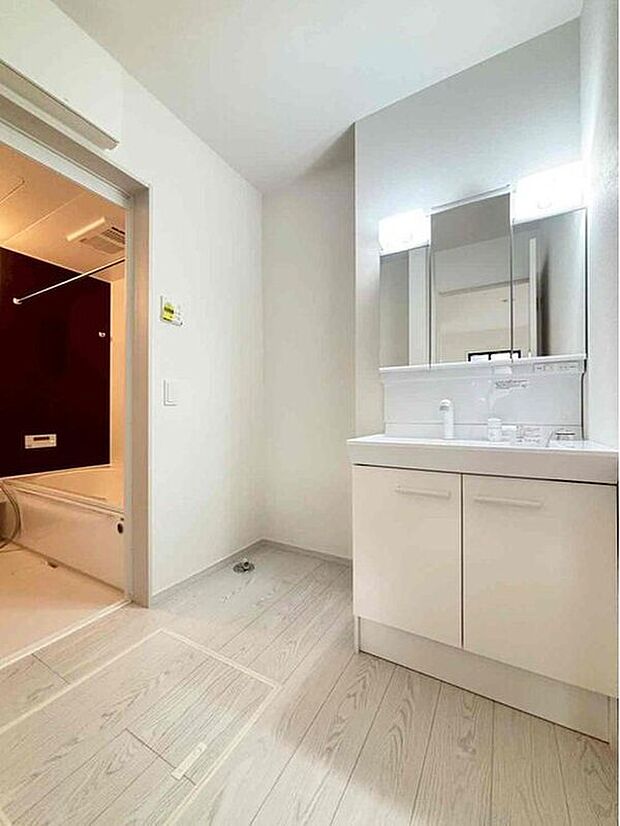 【洗面台・洗面台】暮らしを快適にする三面鏡仕様の洗面化粧台。
収納力と機能性に優れた使いやすい設備で、忙しい朝の身支度もスムーズに♪