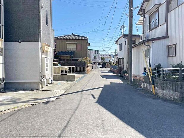 【前面道路含む現地写真】前面道路は交通量の少ない道路です。ゆとりがあり、駐車時もゆっくりと落ち着いて行える立地環境になっています♪　