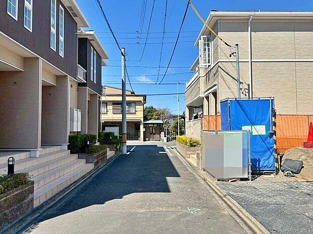 【前面道路含む現地写真】前面道路は交通量の少ない道路です。ゆとりがあり、駐車時もゆっくりと落ち着いて行える立地環境になっています♪