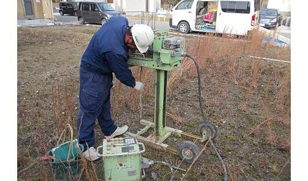 【地盤調査】全ての現場で地盤調査を実施しております。基準に満たない場合は全て地盤改良工事を施しております。補強方法は1件1件その土地の地耐力に見合った形で実施しております。
