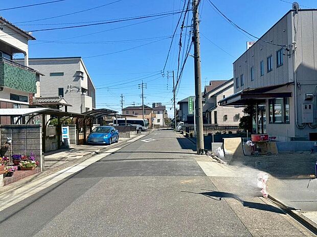 【前面道路含む現地写真】前面道路は交通量の少ない道路です。ゆとりがあり、駐車時もゆっくりと落ち着いて行える立地環境になっています♪　　　　　　　