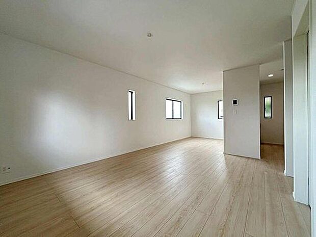 【リビング】広々とした居住空間は日々の暮らしを彩り、心のやすらぎと満足感を与えてくれます。通風と採光を考慮した設計は子供たちはのびのび育ち、家族でくつろぎと団らんを生み出します。
