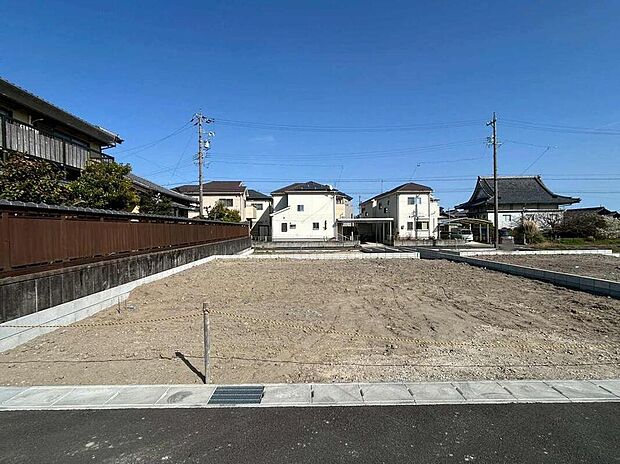 【現地外観写真】全２邸☆
各棟駐車３台可能♪
住宅の構造や設備仕様・完成イメージなどのご質問はいつでもお気軽にお問い合わせ下さいませ☆資料もお送りいたします♪