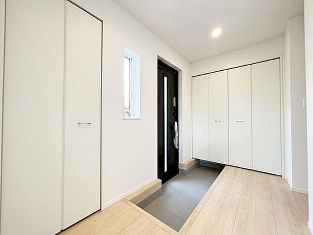 【玄関】明るくて清潔感溢れる玄関ホール。下駄箱は可動式の収納付きです♪
散らかりがちな玄関もいつもすっきりと片付きますよ。