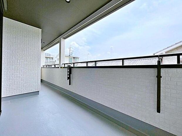 【バルコニー】2部屋から出入りできる南東側インナーバルコニー♪洗濯物も気持ちよくカラッと乾きます。布団やラグなどの大きなものも干せるゆとりがあるので、何度も干す手間が省けて家事も捗ります。