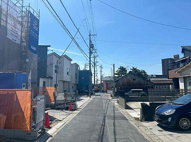 【前面道路含む現地写真】前面道路は、道路幅も広く、駐車もゆとりをもって行える環境になっています。お車の出し入れが苦手なママや小さなお子様にも安心ですね。舗装もされていて、ベビーカーや自転車で通っても快適に通行できます。