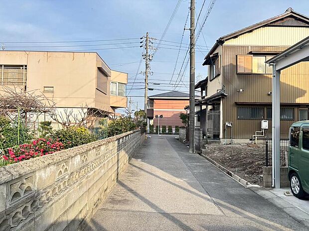 【前面道路含む現地写真】前面道路は交通量の少ない道路です。ゆとりがあり、駐車時もゆっくりと落ち着いて行える立地環境になっています♪　　　　　　　