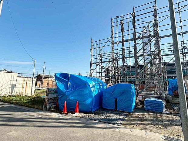 【現地外観写真】２号棟
この街で暮らしたくなる魅力が満載。利便性と自然、周辺環境の心地よさは写真や文章では伝えきれません。日々の動線や採光、周辺施設との距離感まで、ぜひ現地でご体感ください。