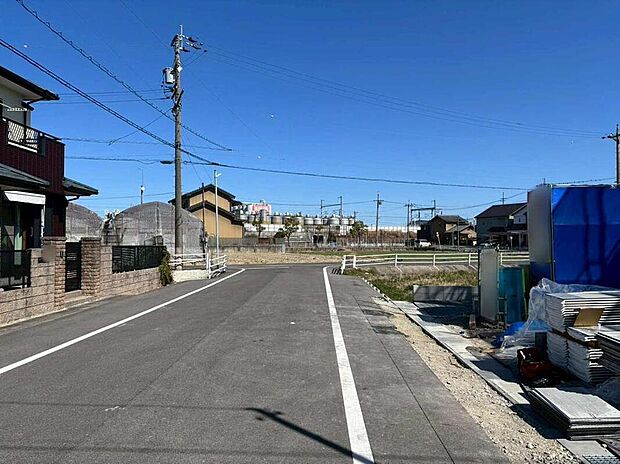 【前面道路含む現地写真】前面道路は、道路幅も広く、駐車もゆとりをもって行える環境になっています。お車の出し入れが苦手なママや小さなお子様にも安心ですね。舗装もされていて、ベビーカーや自転車で通っても快適に通行できます。