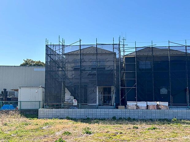 【現地外観写真】全２邸☆左２号棟
完成に向けて現在建築工事中です☆設備や構造などご説明いたします！お気軽にお問い合わせください♪　