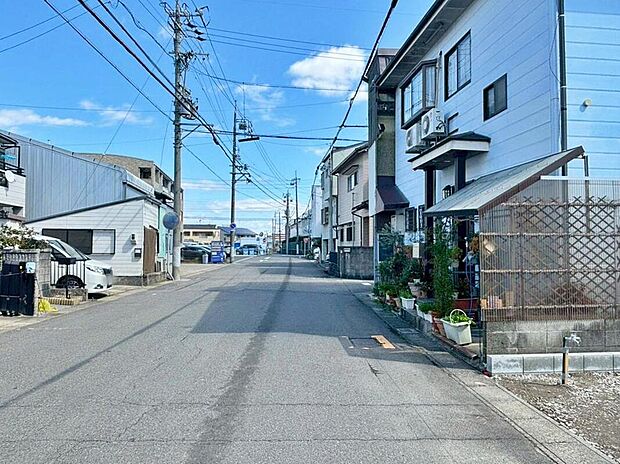 【前面道路含む現地写真】前面道路は交通量の少ない道路です。ゆとりがあり、駐車時もゆっくりと落ち着いて行える立地環境になっています♪