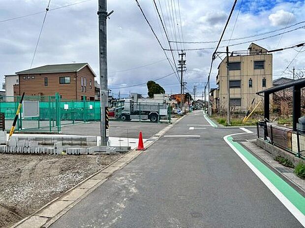 【前面道路含む現地写真】前面道路は交通量の少ない道路です。お車の出し入れが苦手なママや小さなお子様にも安心ですね。