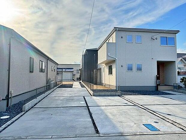 【現地外観写真】全３棟
堂々完成いたしました！ぜひ現地にて、実際の建物・街並み・陽当たり等ご確認下さい♪お気軽にお問い合わせください☆お気軽に０１２０-８８８-９８３までお問い合わせ下さい☆