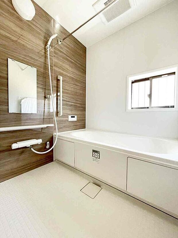 【浴室】A号棟
１坪以上広さを設けた浴室で、ゆったりバスタイム♪
お子様と一緒に入るにも充分な広さです。
一日の疲れを癒せます♪