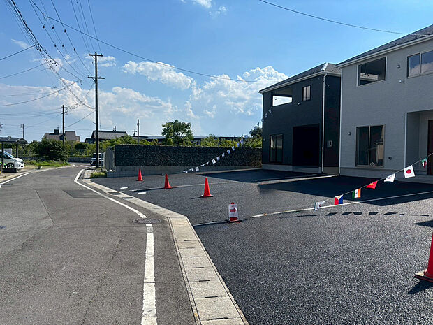 【前面道路含む現地写真】前面道路は、道路幅も広く、駐車もゆとりをもって行える環境になっています。お車の出し入れが苦手なママや小さなお子様にも安心ですね。舗装もされていて、ベビーカーや自転車で通っても快適に通行できます。