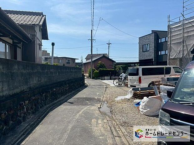 【前面道路含む現地写真】前面道路は交通量の少ない道路です。
駐車時もゆっくりと落ち着いて行える立地環境になっています♪