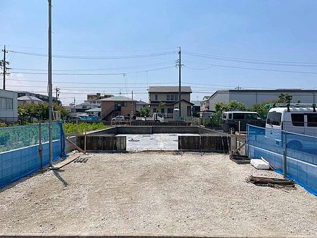 【現地外観写真】全３邸
並列3台駐車可能なカースペース！小さなお子さまの遊び場やちょっとしたプランターの家庭菜園などいろいろ楽しめそうですね♪


