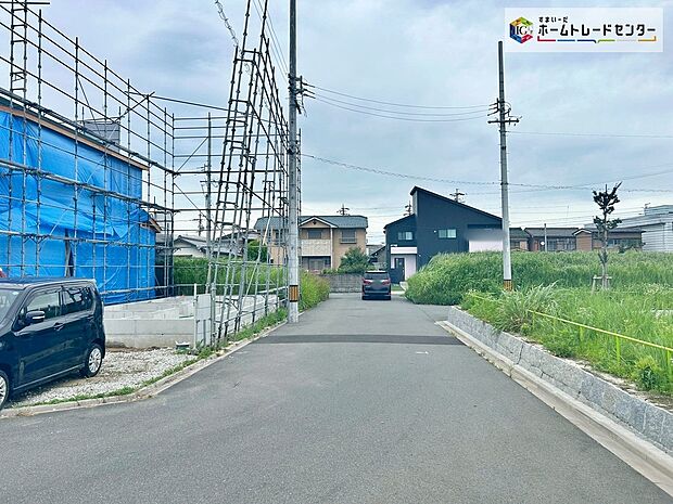 【前面道路含む現地写真】前面道路は、道路幅も広く、駐車もゆとりをもって行える環境になっています。お車の出し入れが苦手なママや小さなお子様にも安心ですね。舗装もされていて、ベビーカーや自転車で通っても快適に通行できます。
