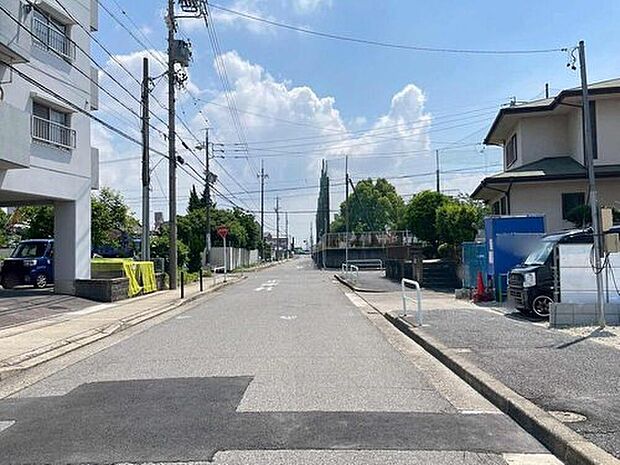 【前面道路含む現地写真】前面道路は、道路幅も広く、駐車もゆとりをもって行える環境になっています。お車の出し入れが苦手なママや小さなお子様にも安心ですね。舗装もされていて、ベビーカーや自転車で通っても快適に通行できます。