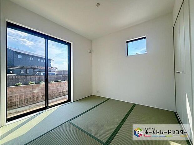 【リビング以外の居室】あると落ち着く『和室』付♪お子様の遊び場やお昼寝スペースとしてなど、和室を開放し広々とお使い頂けます。突然の来客時には戸を閉めて視線を遮る事も可能です。