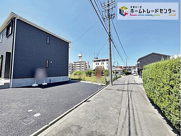 【前面道路含む現地写真】(2号棟前)
前面道路は交通量の少ない道路です。ゆとりがあり、駐車時もゆっくりと落ち着いて行える立地環境になっています♪