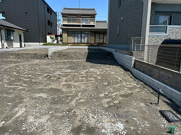 【現地外観写真】全２棟☆住宅の構造や設備仕様・完成イメージなどのご質問はいつでもお気軽にお問い合わせ下さいませ☆資料もお送りいたします♪