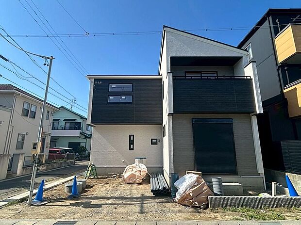 【現地外観写真】一戸建てのメリットは、「自分の土地」を自由に使えること。好きなペットが飼えるほか、ガーデニングやＤＩＹ、車やバイクの手入れなど様々な趣味を楽しめます♪