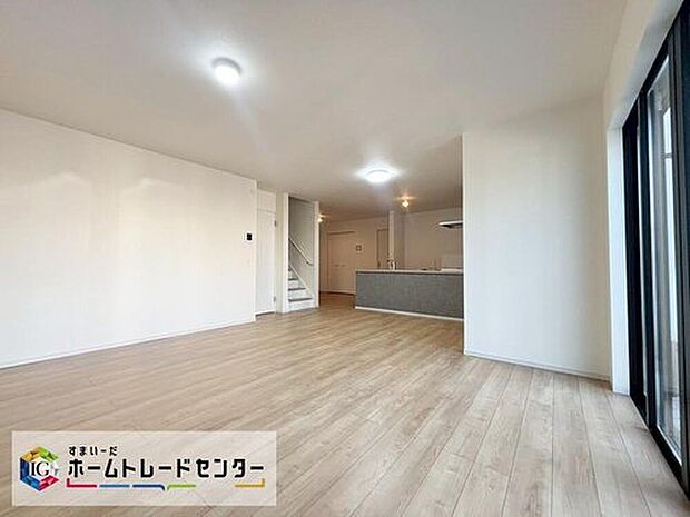 【リビング】明るい陽射しが降り注ぐリビングダイニングなど、ゆとりあふれる室内空間が心地よい暮らしを実現。
日当たりがいいので雨の日でも日中は暗くなり過ぎずに過ごせます。