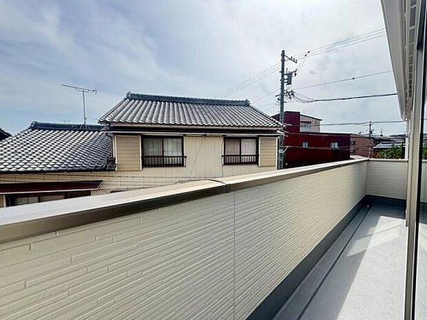 【バルコニー】２号棟＞バルコニーは南面に位置しているので陽当たりもよく明るく爽やか！洗濯物が気持ちよく乾き、陽差しをたっぷりと浴びたお布団はふかふかの仕上がりに。