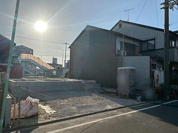 【現地外観写真】建設中なので、進捗状況の確認を兼ねて足を運んでいただきますと、写真に収めていただき、思い出の『アルバム』が作成できます♪完成後見返す楽しみが増えます。