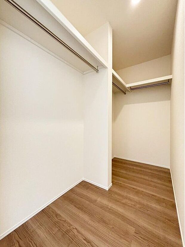 【収納】１号棟
お洋服を大切にされる方に大変喜ばれる、ウォークインクローゼット。お洋服以外にも掃除機やスーツケースなどを一箇所に集約できるのは魅力ですね！

